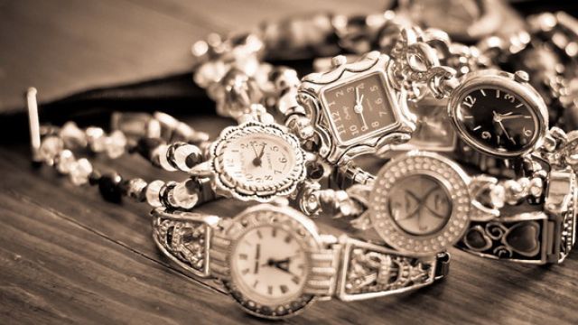 Tanti orologi da donna nell'outlet Nandida